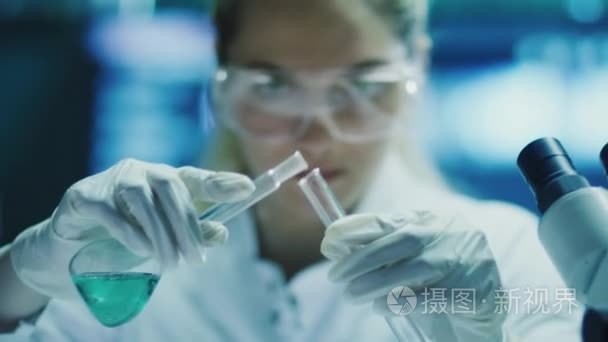 眼镜的女科学家做化学的研究视频