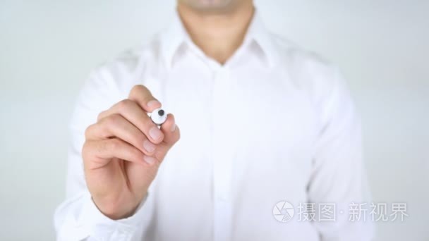 能源管理人在玻璃上的写字视频