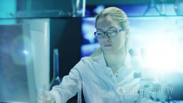 女科学家并在实验室化学研究视频