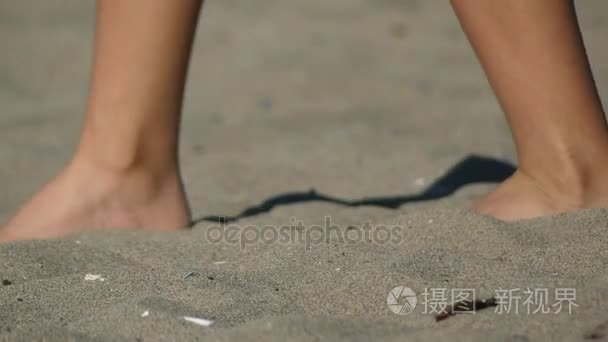 特写的脚年轻女性走沙滩