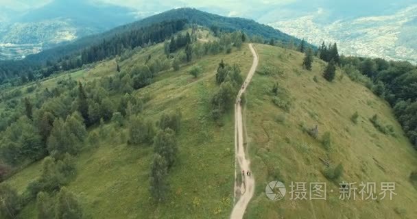 乡间小路在山区山鸟瞰图视频