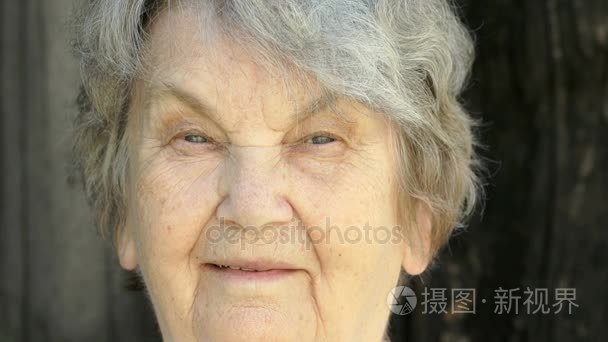 在眼镜的微笑老年妇女的肖像视频