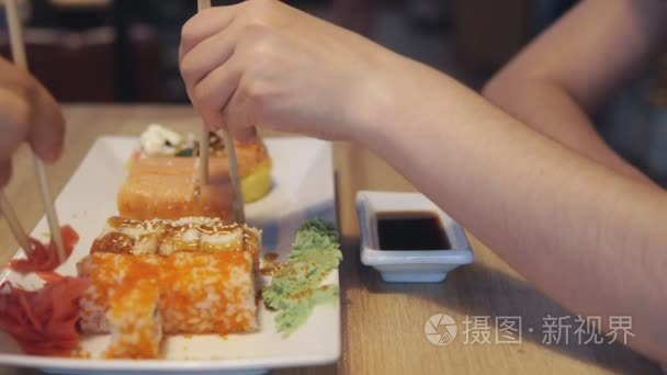 朋友吃寿司和蘸酱视频