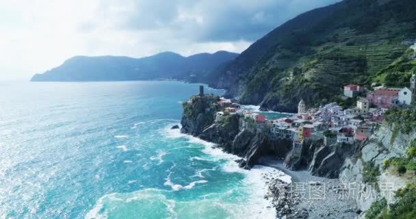 论旅游地标目的地 Vernazza，地中海沿岸的小镇，五渔村国家公园，利古里亚，意大利的鸟瞰图。阳光明媚的下午和云的天气。4 k视频