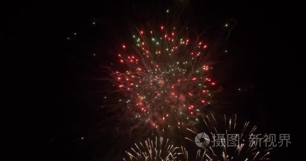 炫彩烟花在夜空中视频