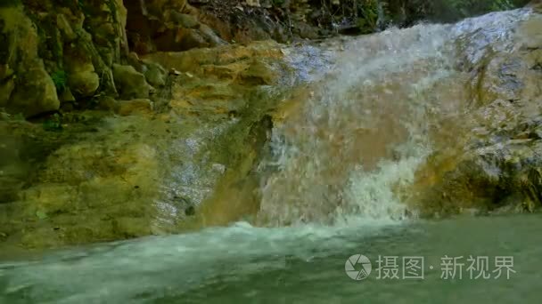 大块石头性质的岩山水湖的水视频