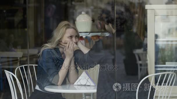 亲爱的男朋友，爱抚着他的女朋友，进一家餐馆，享受他们的约会亲吻她的手