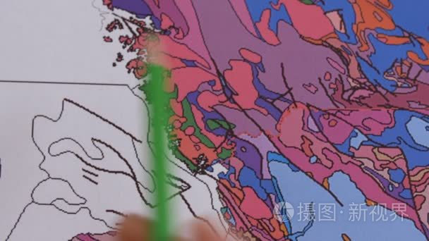 地质学家的手指示地震灾区视频