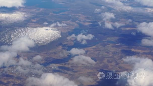 西部欧洲风景的鸟瞰图。雪山和陆地上的河流