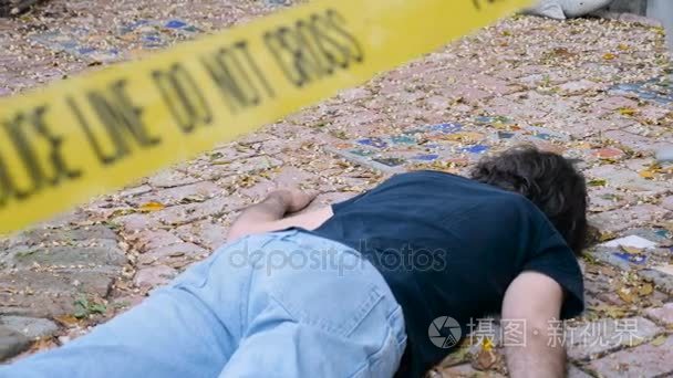 死者被谋杀死去的人用绳子把犯罪现场短视频