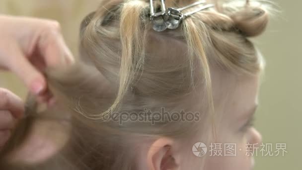 小女孩正在做头发