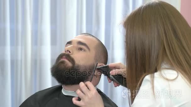 女理发师仪容整洁胡子视频