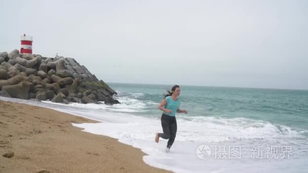田径女子沙滩上跑步视频