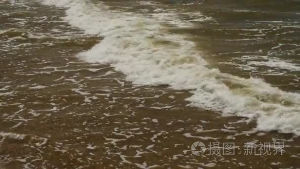 在海面上波浪符的石块。细浪和圆石