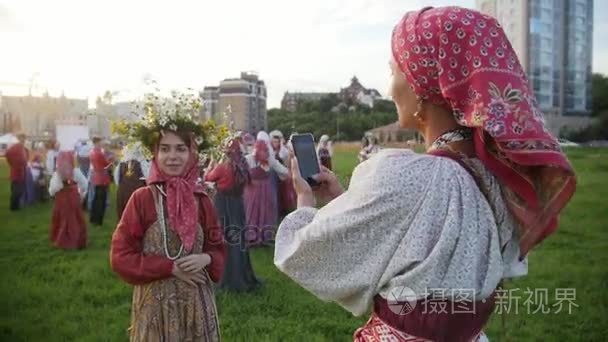 俄罗斯喀山 2017 年 7 月 19 日，身着民族服装的女人拍摄的俄罗斯民族音乐合奏