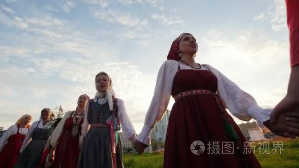 2017 年 7 月 19 日，在俄罗斯喀山妇女在俄罗斯民族民俗服饰表演组舞蹈-horovod
