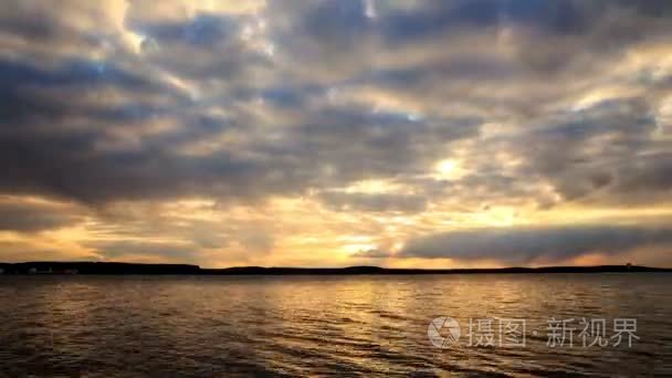 水与戏剧性多云天空在湖边日落视频