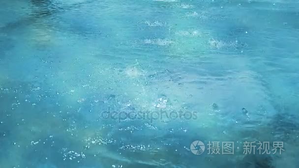 大雨水滴或表面街头喷泉的慢镜头视频