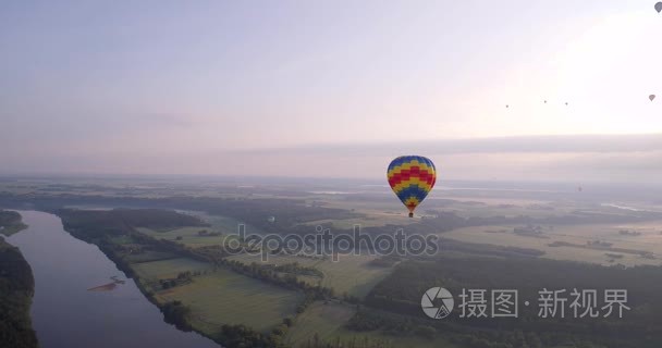 在绿地在明早空气气球视频