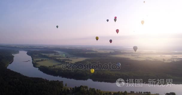 对绿色的土地和河流空气气球视频