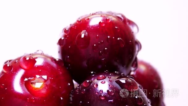 新鲜的樱桃浆果上的水珠旋转视频