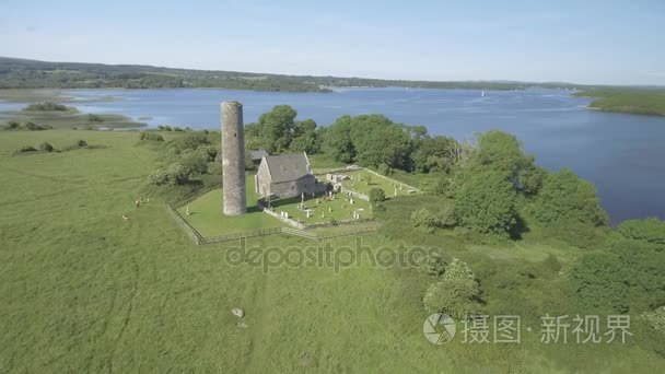 空中鸟瞰圣岛关闭德格在爱尔兰西部海岸。现在无人居住，它曾经是一个修道士居住视频