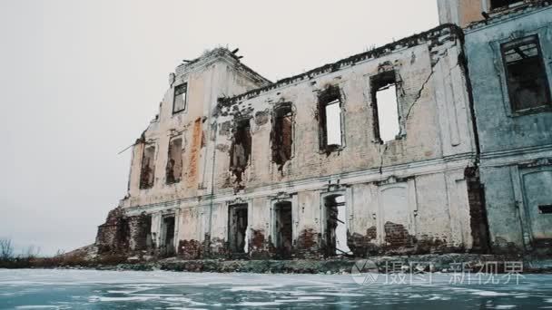 摧毁寺庙建筑被雪覆盖的冰湖中视频