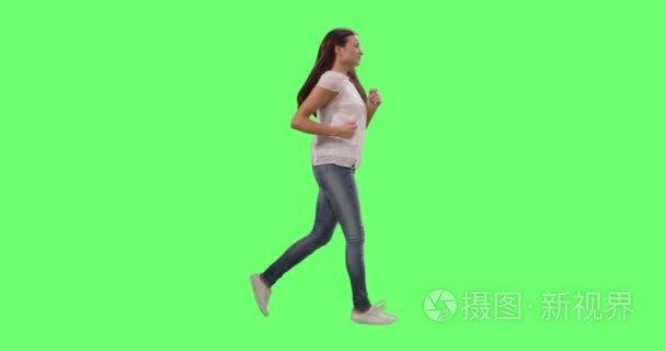 适合年轻女孩子们穿着便服上模拟运行绿色屏障