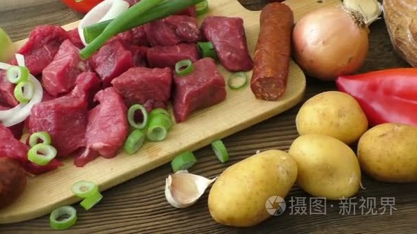 烹饪菜炖牛肉与牛肉肉和蔬菜。新鲜的原料肉在砧板上