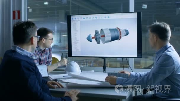 工业工程师组成的团队讨论 3d 涡轮 / 发动机零件设计演示文稿显示。在背景厂被