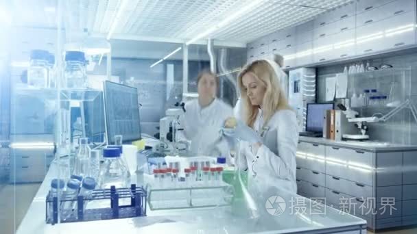 医学研究工作的科学家在一个明亮的现代实验室延时