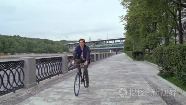 在沿着海滨公园骑自行车的人视频