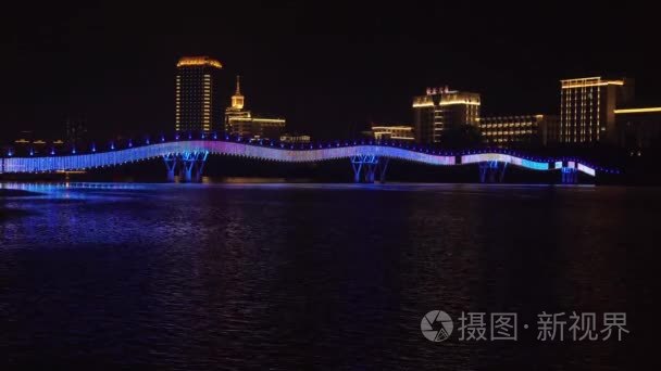 三亚河时间推移素材视频新的行人第彩虹大桥夜景照明视频