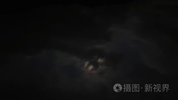 满月的夜晚的天空。月亮的延时。月光。云朵和月亮