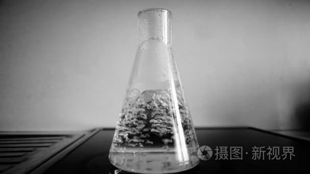 化学瓶与沸腾的水视频