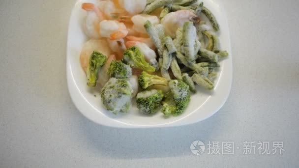 冻的虾西兰花和豆视频