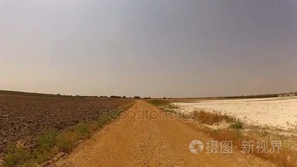 尘土飞扬的路盐湖驱动器