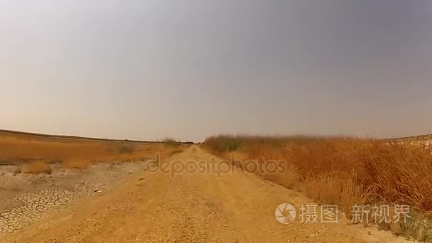 尘土飞扬的道路驱动器