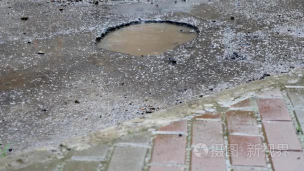 汽车乘坐阴雨天气的水坑里视频