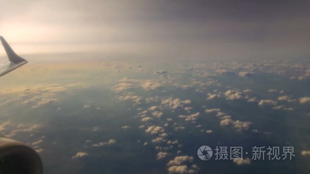 傍晚的云彩从飞机窗口的视图视频