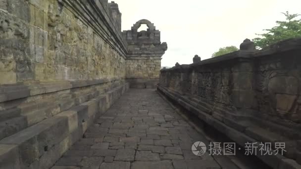 婆罗浮屠过道与古代浮雕视频