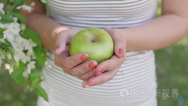 年轻女子在树的背景中享受视频