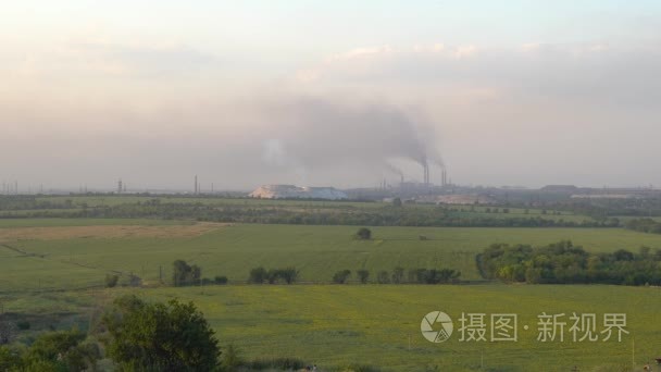 工业管道污染大气层的烟视频