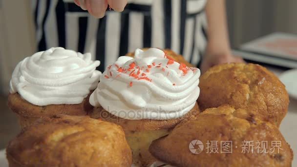 特写制作和儿童生日蛋糕装饰视频