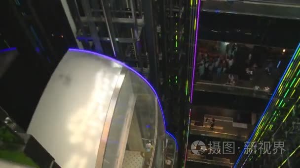 人们在巨大的玻璃电梯升降机在哈萨克斯坦世博会 2017年展览视频