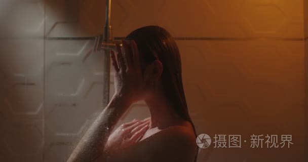 淋浴时 sttractive 女人的敏感成分。侧面人像