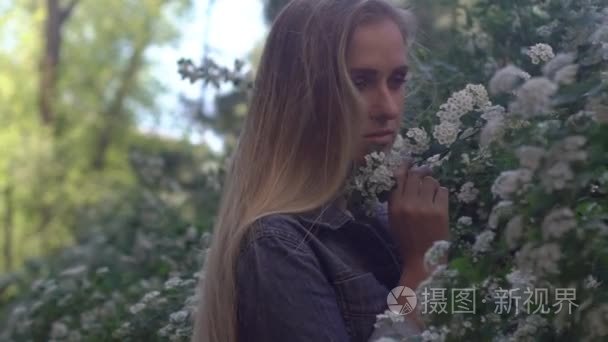 女孩的气味上分支慢动作的花朵视频