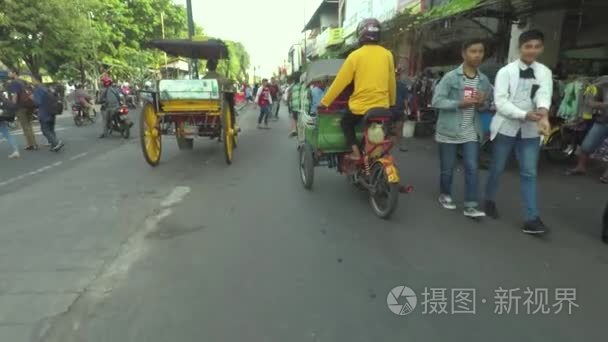 尤雅卡塔街与马车和三轮车