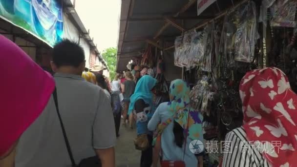 游客走在婆罗浮屠纪念品市场视频