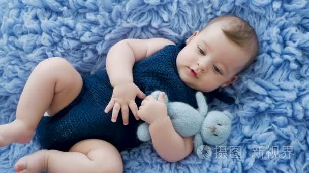 婴儿在蓝色针织连身裤衣服视频